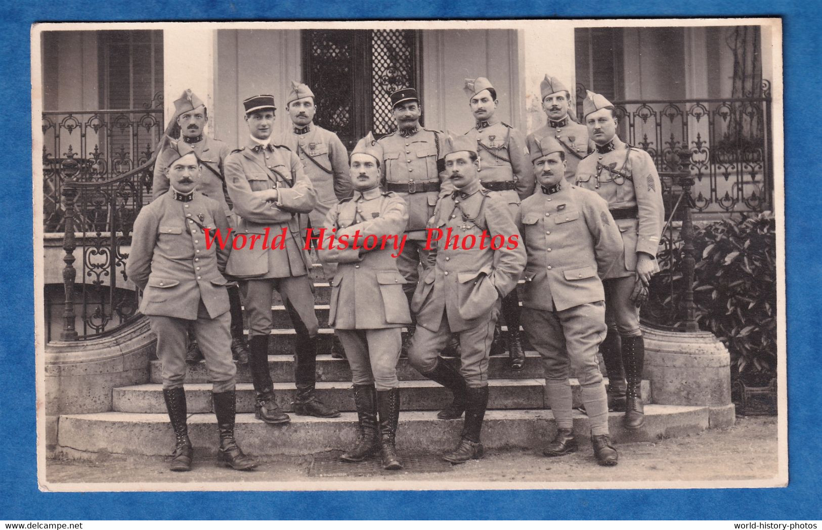 CPA Photo - BAILLY Prés VERSAILLES - Groupe D' Officier Poilu Du 2e Régiment Escaliers De L' Hôtel De Ville - 1919 - WW1 - War 1914-18