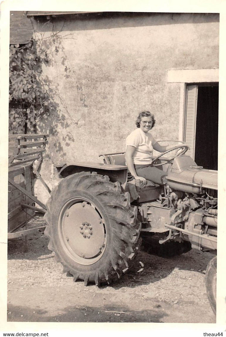 ¤¤   -  Cliché D'une Femme Sur Un Tracteur      -  Voir Description  -  ¤¤ - Tractors