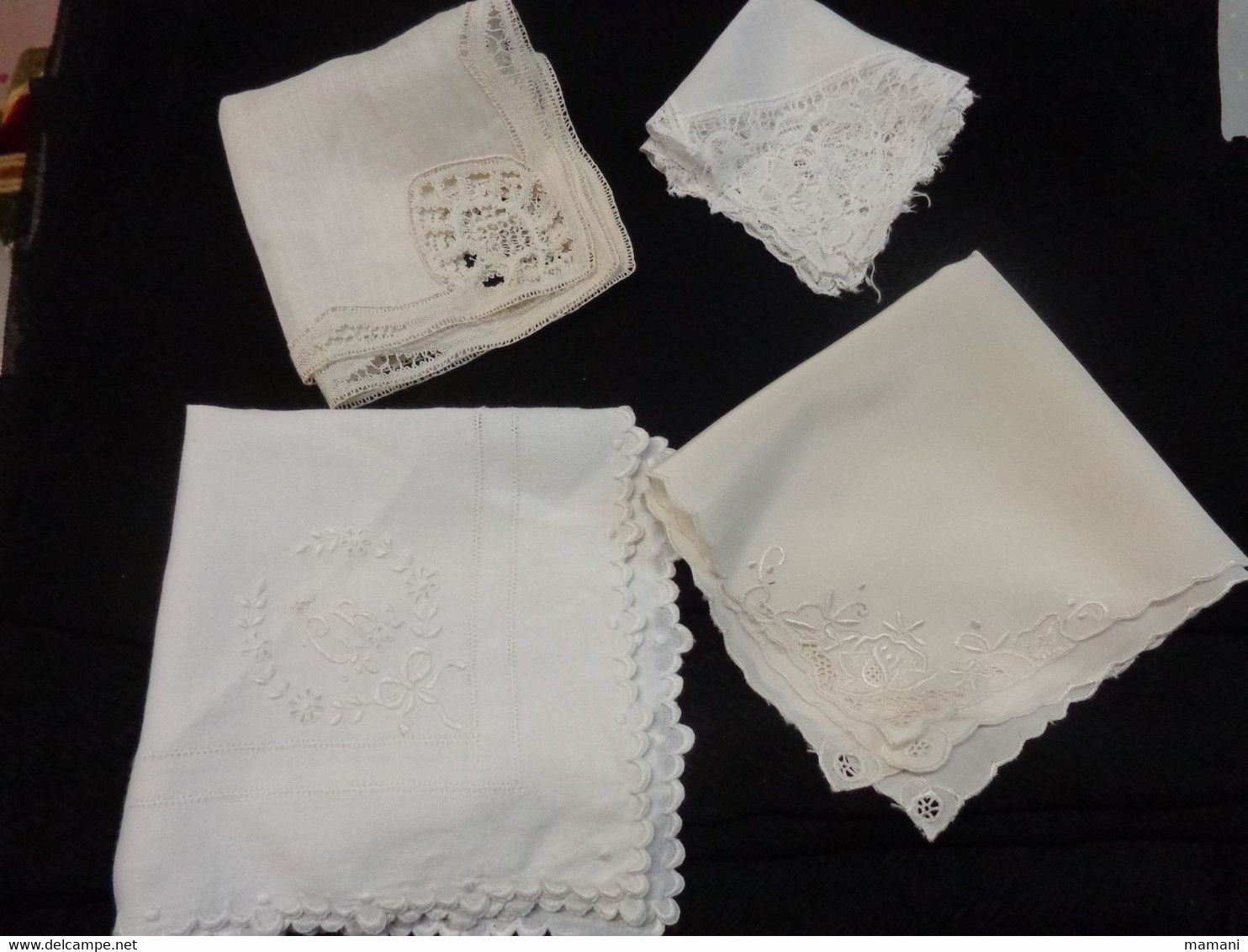 Lot De  4 Mouchoirs Ou  Pochette Belle Broderie - Handkerchiefs