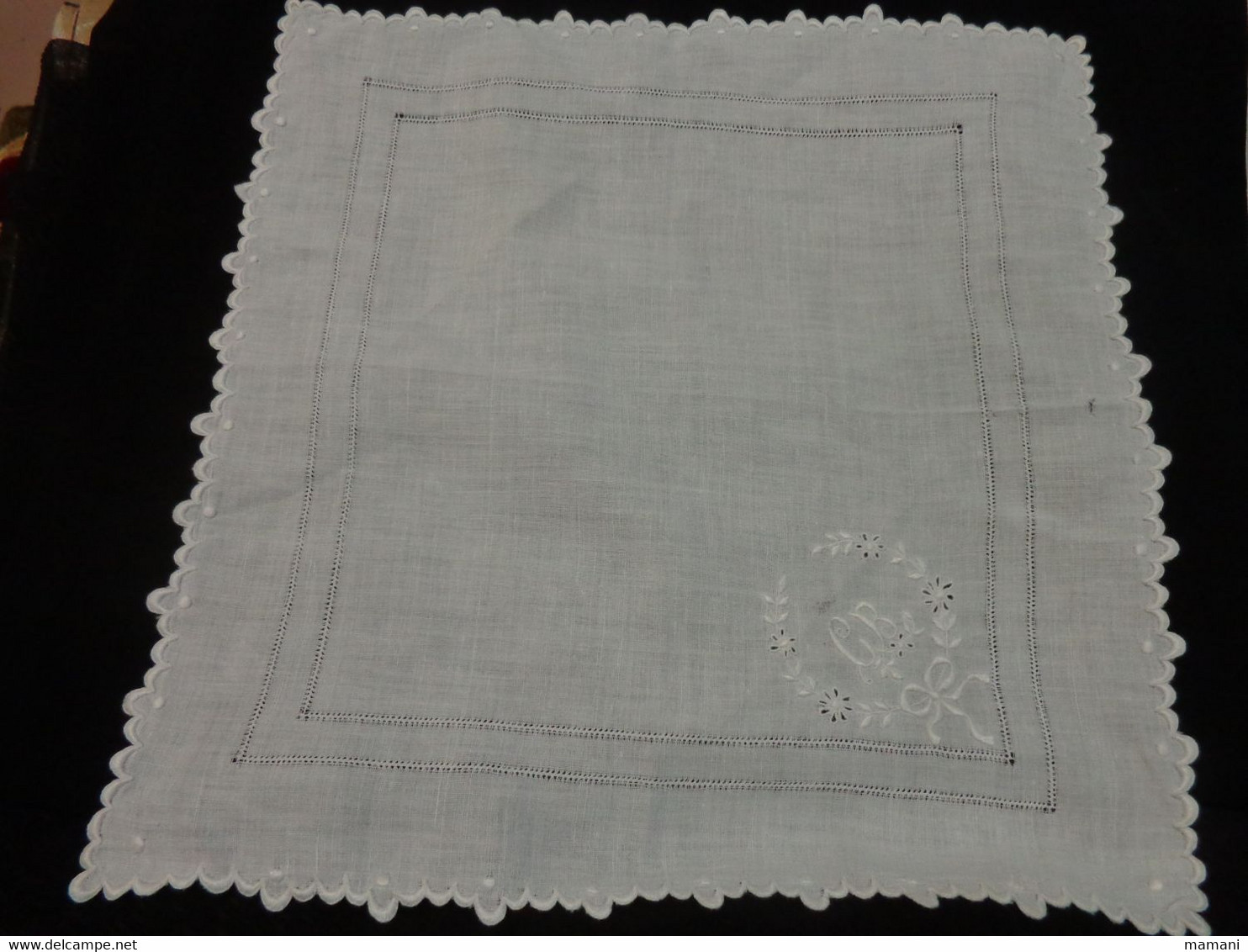 Lot De  4 Mouchoirs Ou  Pochette Belle Broderie - Handkerchiefs