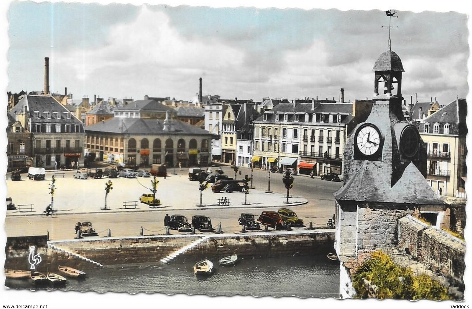 CONCARNEAU : LE BEFFROI ET LA PLACE JEAN JAURES - Concarneau