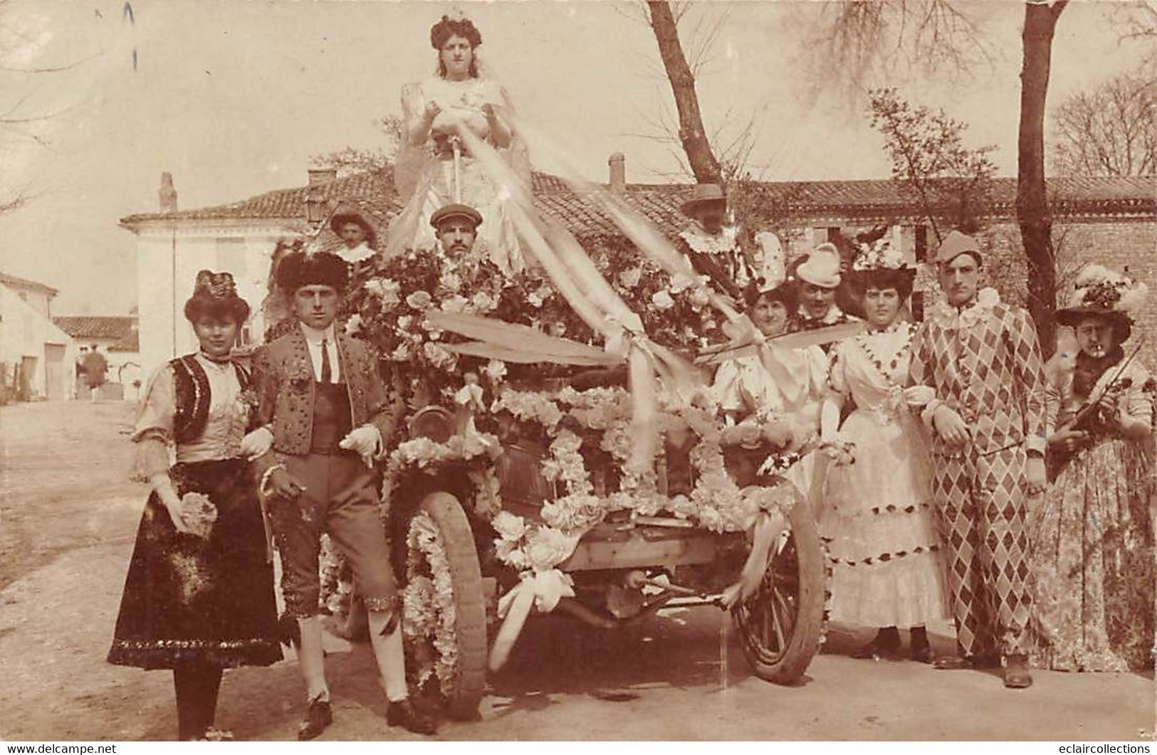 Cozes Ou Le Gua         17       Carte Photo .  Fête Locale Groupe Costume Voiture Fleurie                 (voir Scan) - Altri & Non Classificati