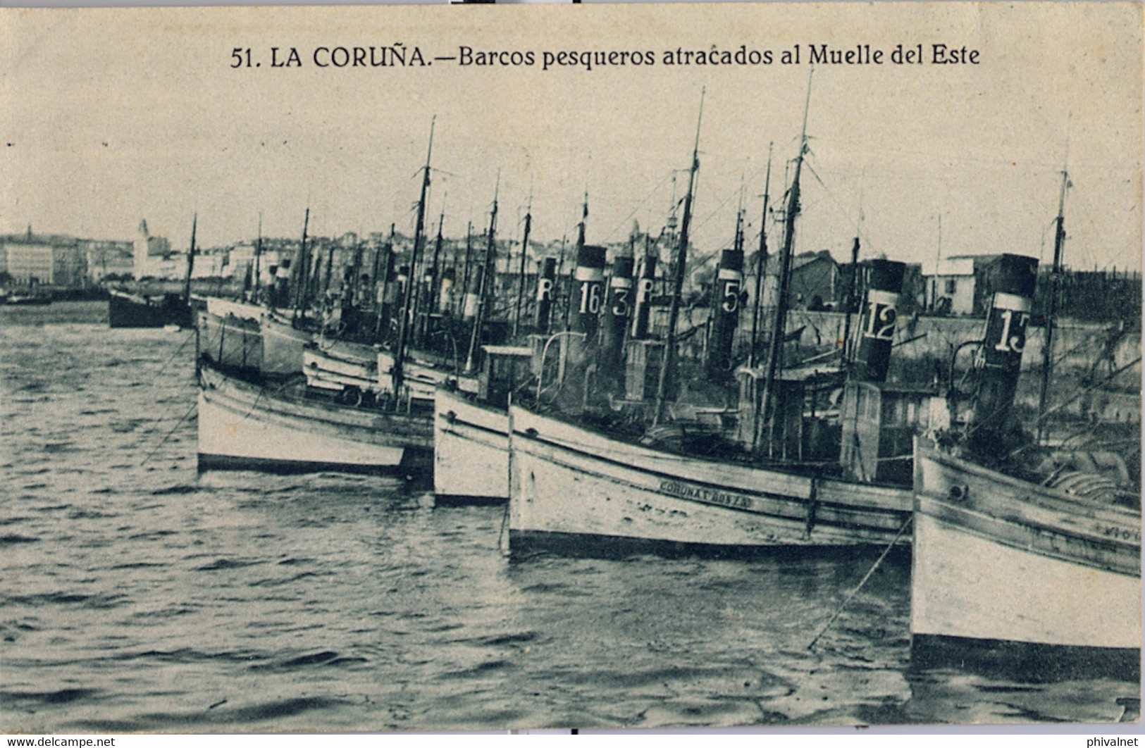 LA CORUÑA , T.P. NO CIRCULADA , BARCOS PESQUEROS ATRACADOS AL MUELLE DEL ESTE , SHIPS , BATEAUX - La Coruña