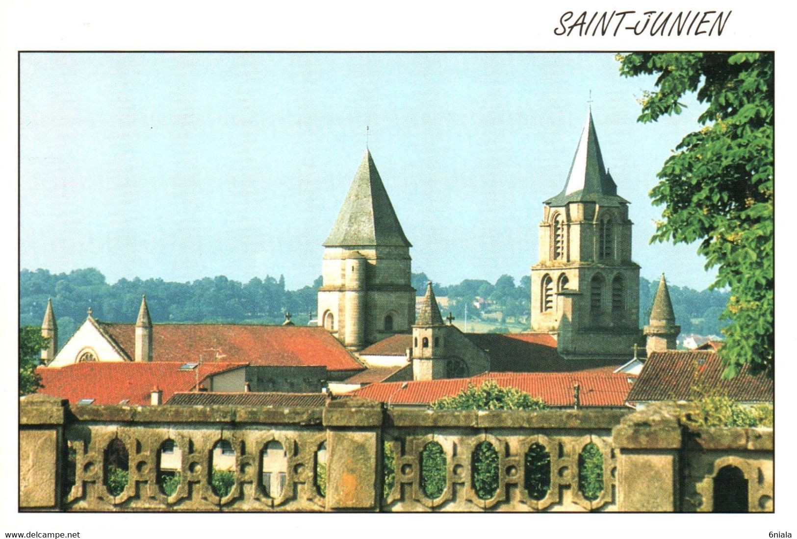 4843 Carte Postale SAINT JUNIEN La Collégiale Vue Du Champ De Foire   87 Haute Vienne - Saint Junien