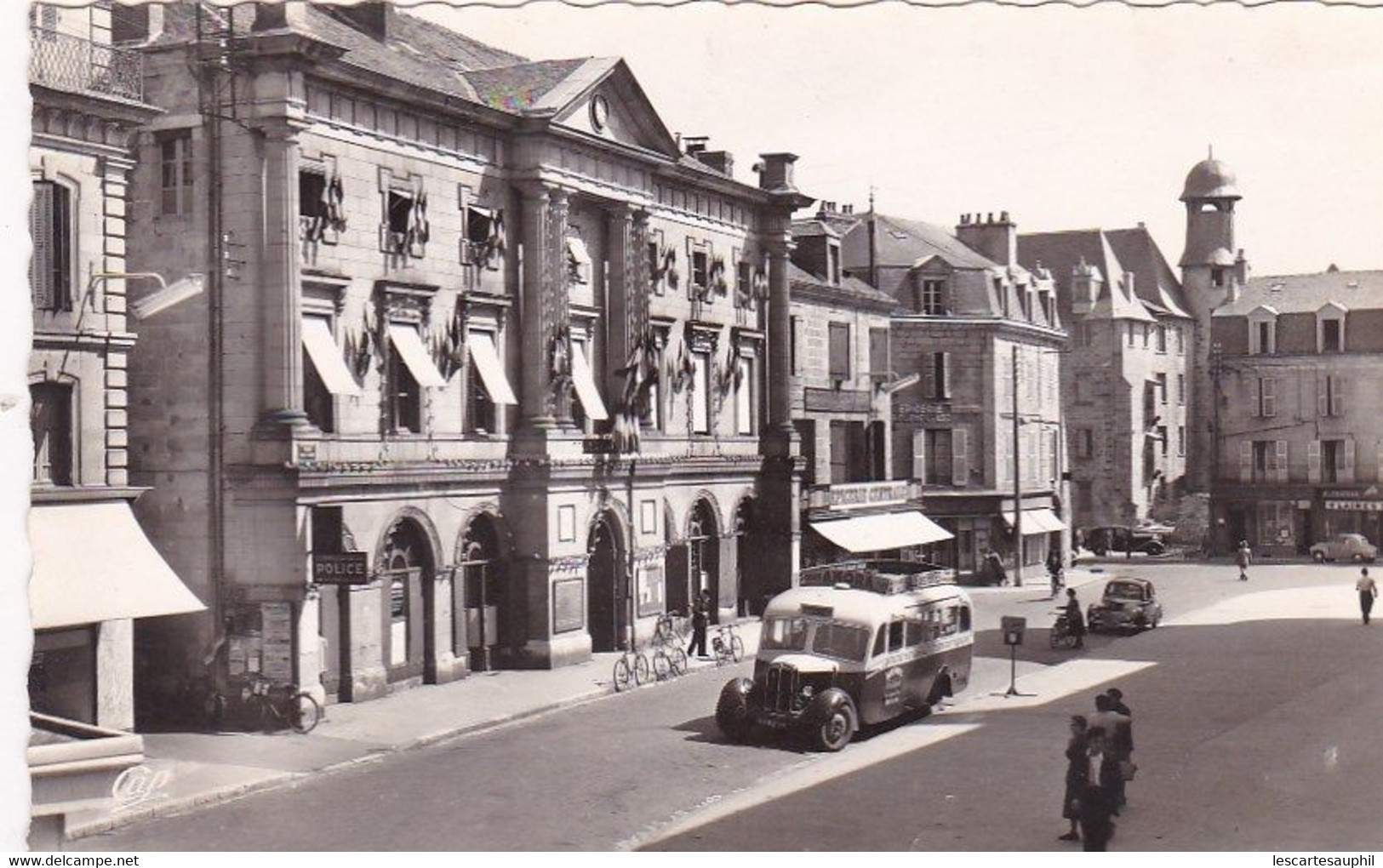 Brive L Hotel De Ville Epicerie Centrale Ancien Bus Salle Des Ventes Animee Hotel De Police - Brive La Gaillarde