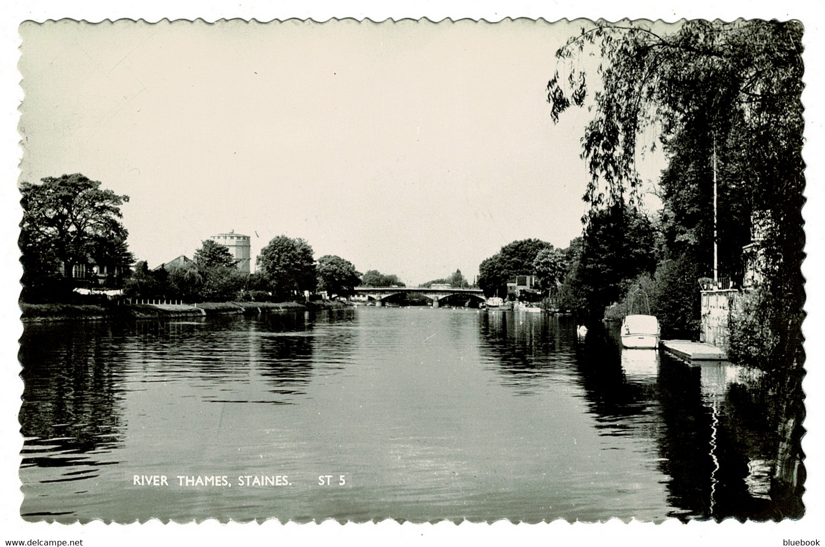 Ref 1431  -  1950's Real Photo Postcard - River Thames At Staines Middlesex - Middlesex