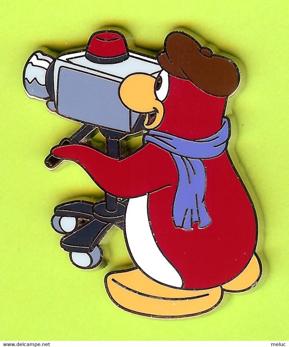 Disney - Pin's BD Disney Club Penguin Directeur Cinéma Pingouin - 6I01