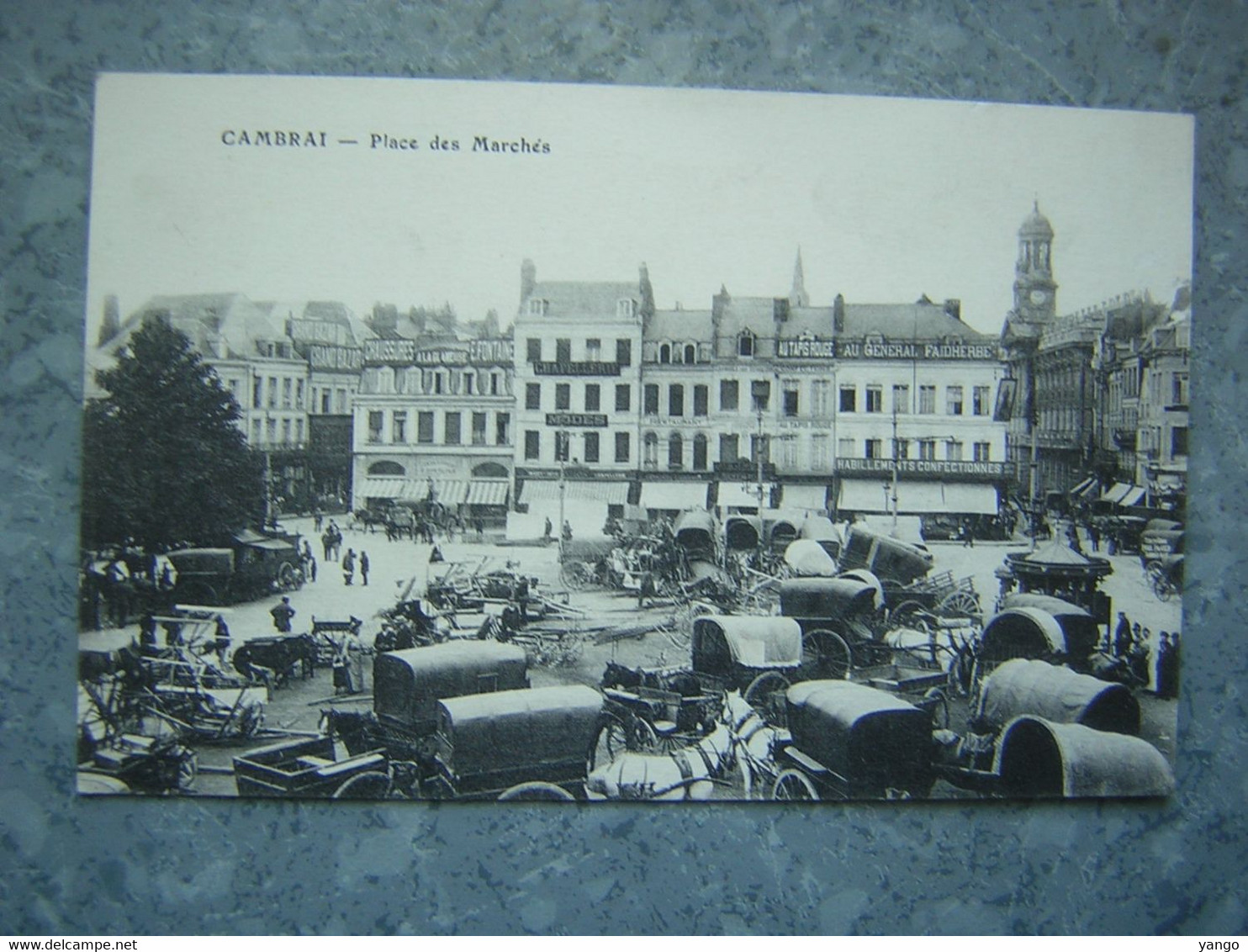 CAMBRAI - PLACE DES MARCHES - Cambrai