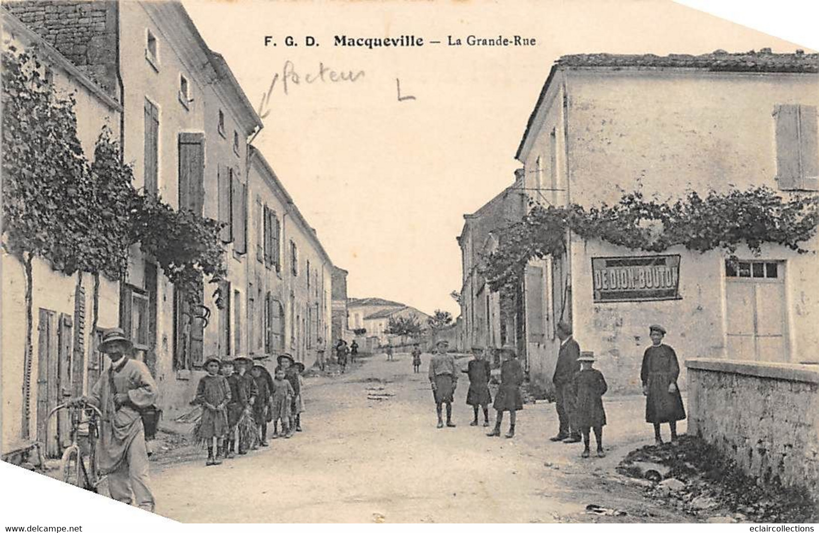 Macqueville             17        La Grande Rue    -  Facteur   -  (voir Scan) - Altri & Non Classificati