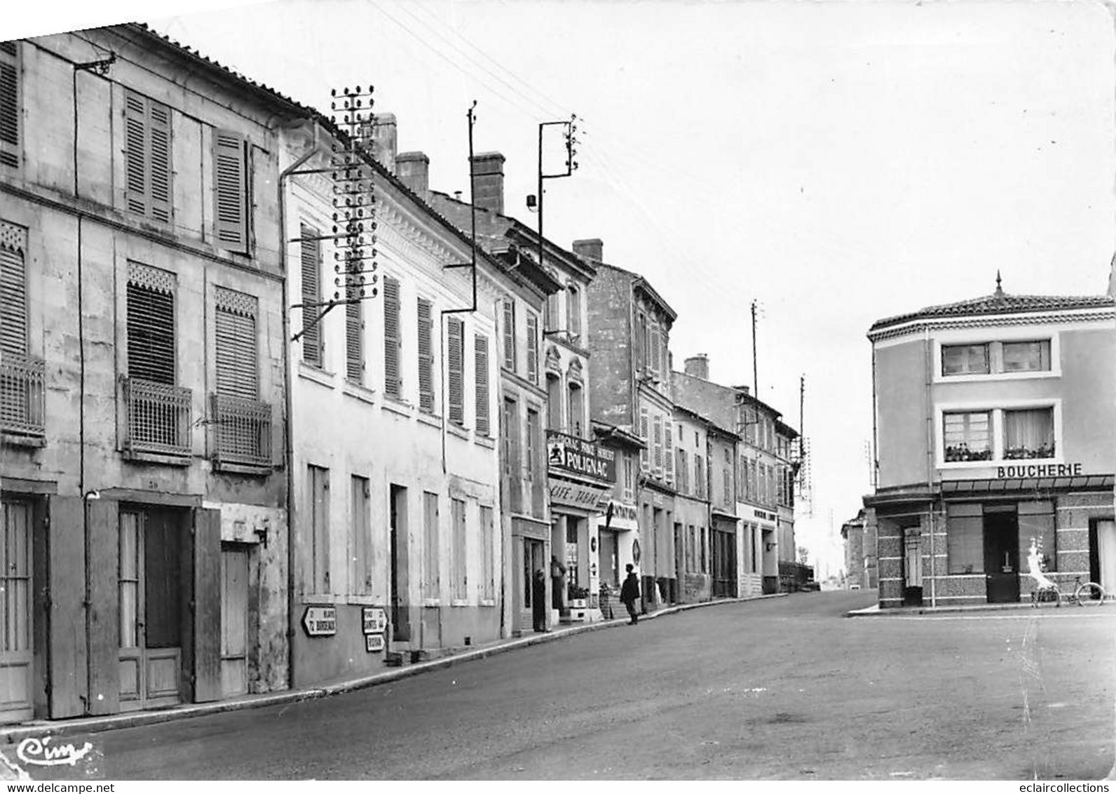 Mirambeau      17     Place De La Salle Des Fêtes . Boucherie     10x15  -  1955 -         (voir Scan) - Mirambeau