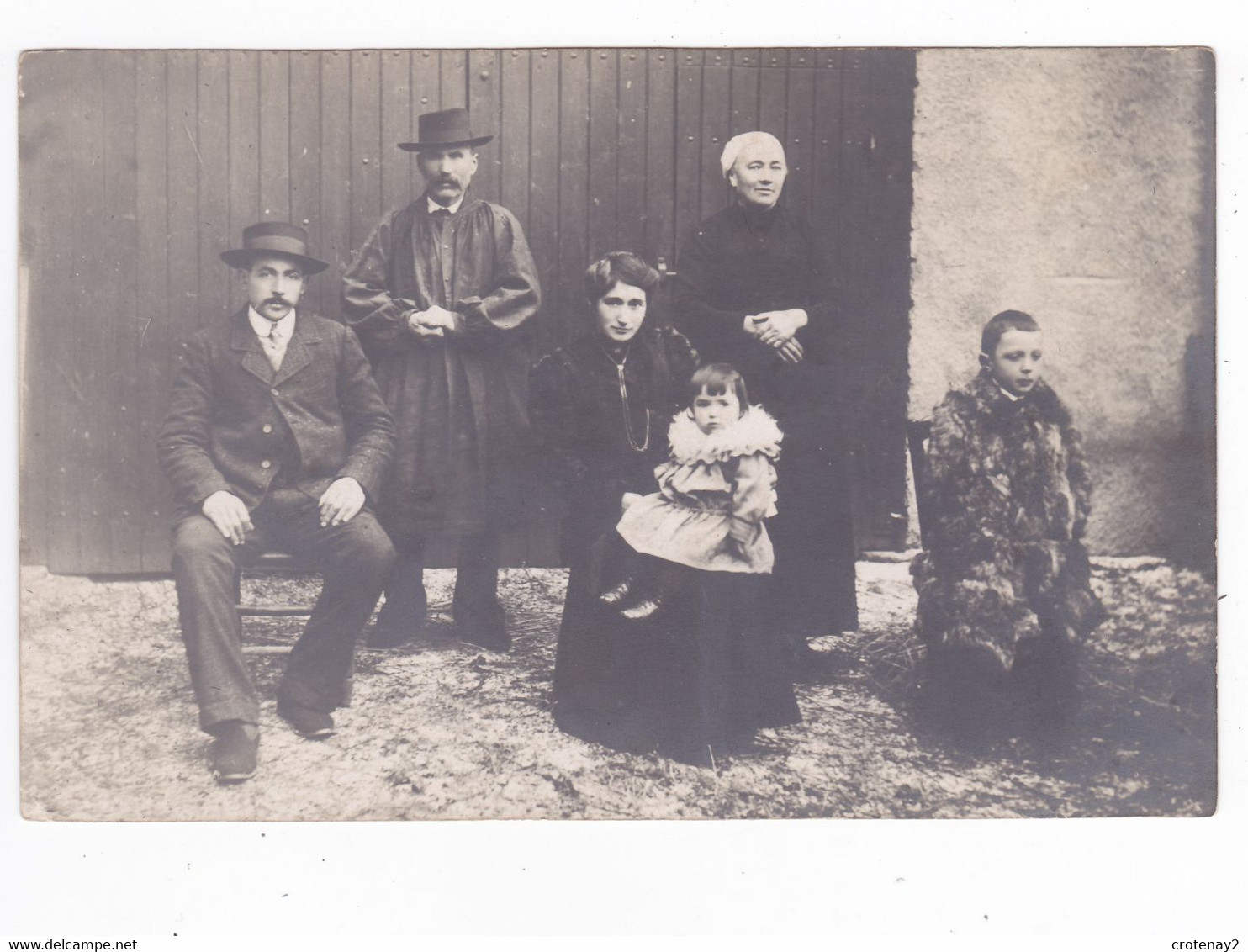 Carte Photo à Situer Cour De Ferme ? Famille 2 Femmes & 2 Hommes Maquignon ? Fillette Et Garçon Avec Manteau De Fourrure - A Identificar