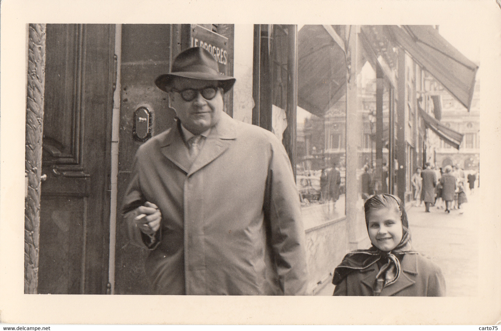 Photographie - Carte-Photo - Père Et Fille Marchant Dans Rue D'une Grande Ville - Journal "Le Progrès" Lyon ? - 1961 - Fotografie