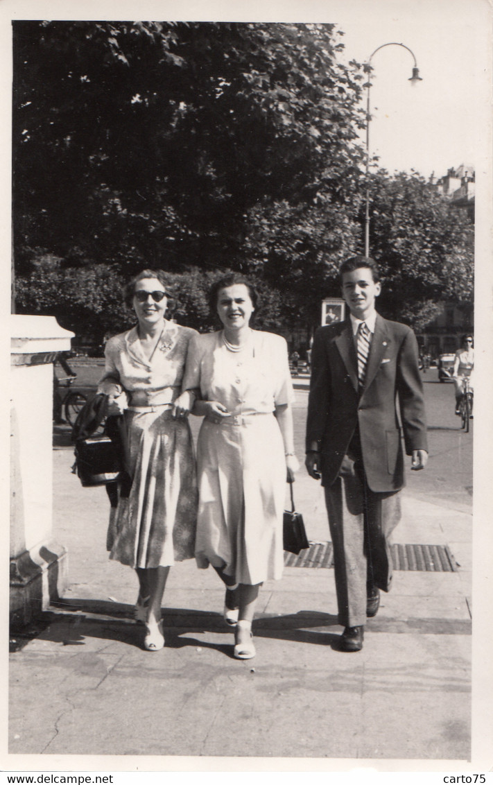 Photographie - Carte-Photo - Femmes Et Jeune Homme Marchant Dans Paris - 1949 - Fotografie