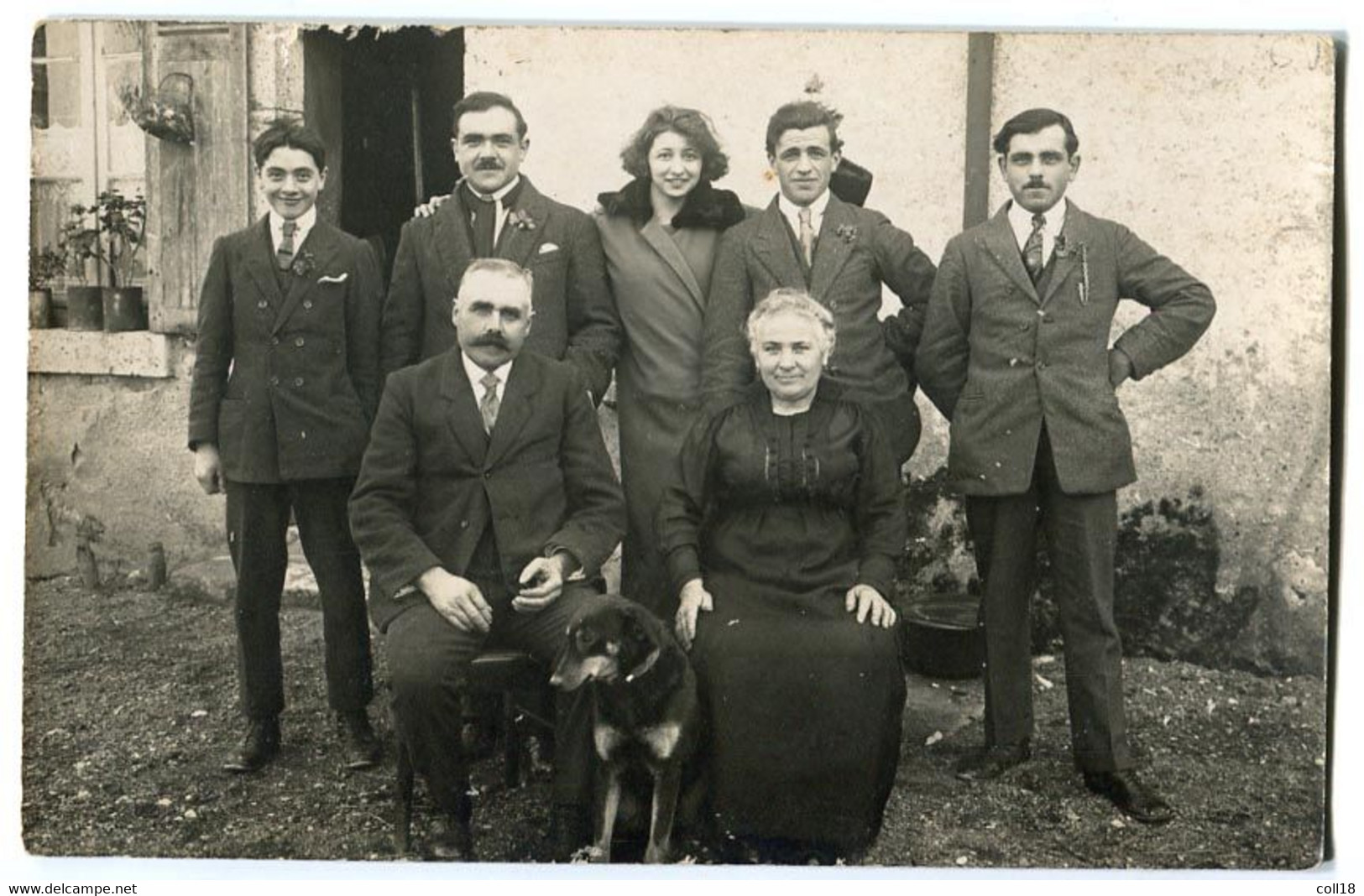 Carte Photo  De Famille Avec Jeune Chien - Photographie