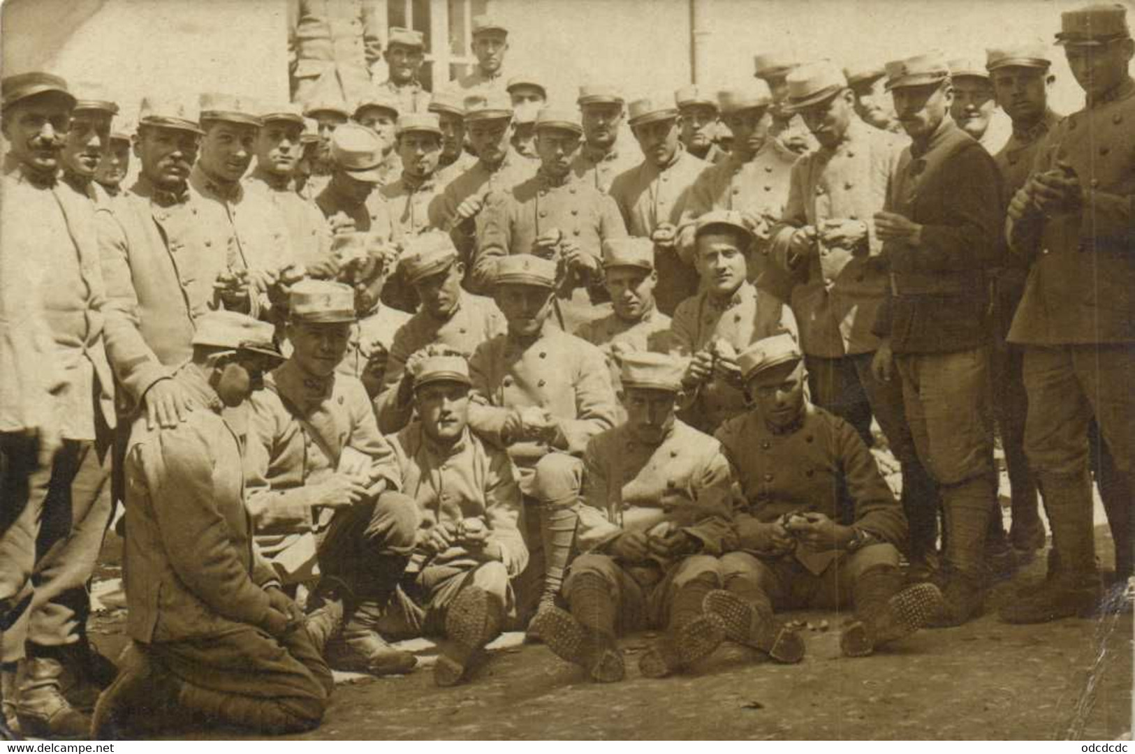 Carte Photo Militaires à La Corvée De Patates Recto Verso - Photographie