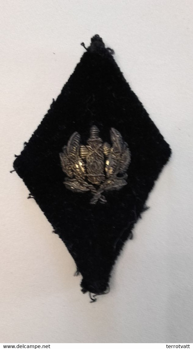 Insigne Losange Motif Brodé Or Sur Velours Noir 14-18 ? 39-45 ? Poilu Ww1 Ww2 - Uniforms