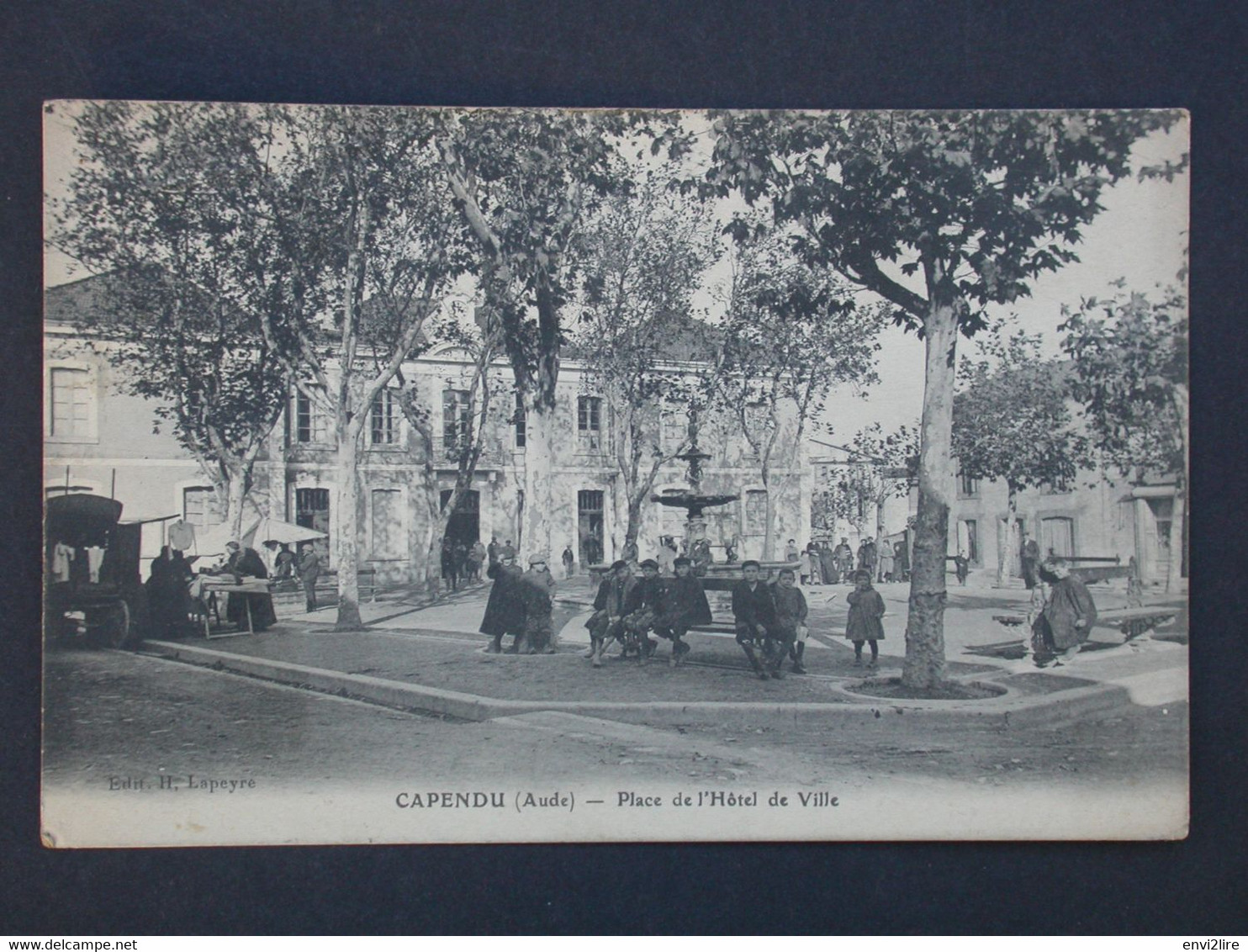 Ref6070 CPA Animée De Capendu - Place De L'Hôtel De Ville Jour De Marché Vendeur Ambulant édit. Lapeyre (1914) - Capendu