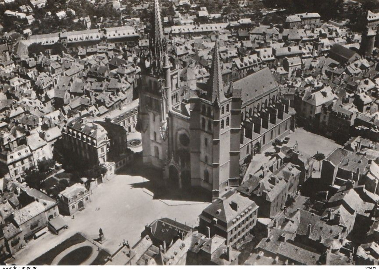 MENDE. - Vue Aérienne - La Cathédrale. CPM Dentelée - Mende