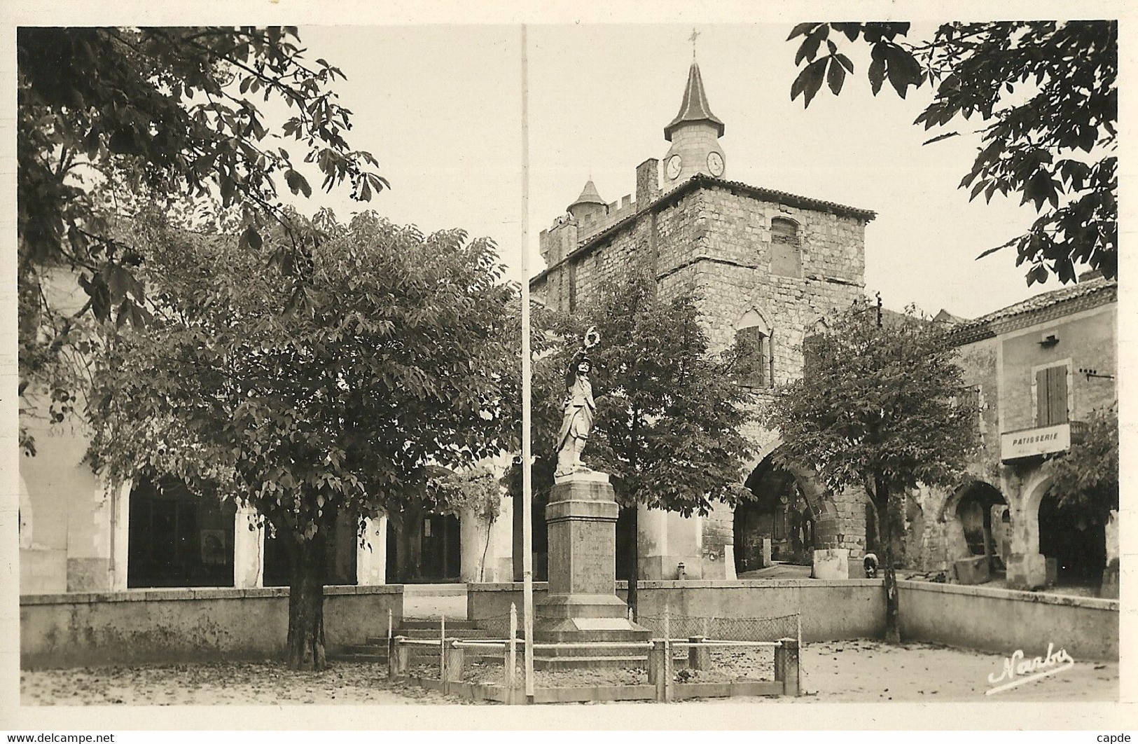 Monflanquin. - Le Monument Aux Morts Et Une Maison Du XIVe Siècle. - Monflanquin