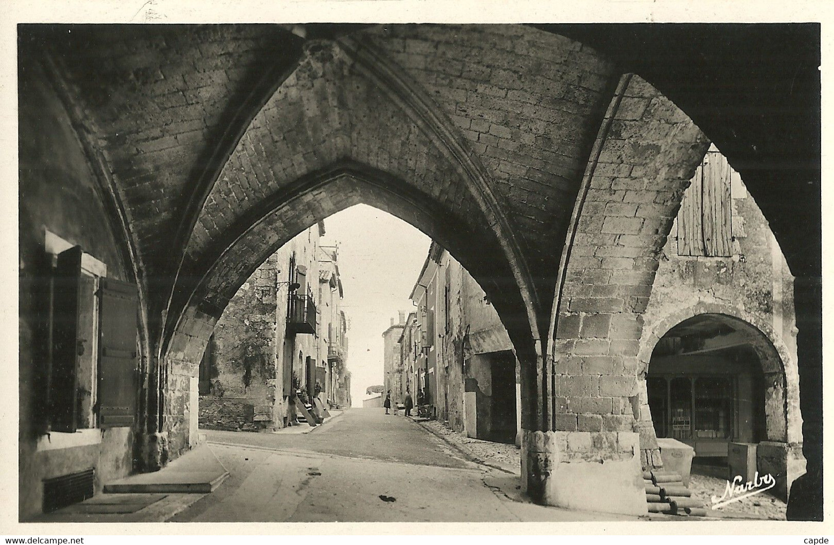 Monflanquin. - Rue Des Arcades, Vue De La Cornière Haute. - Monflanquin