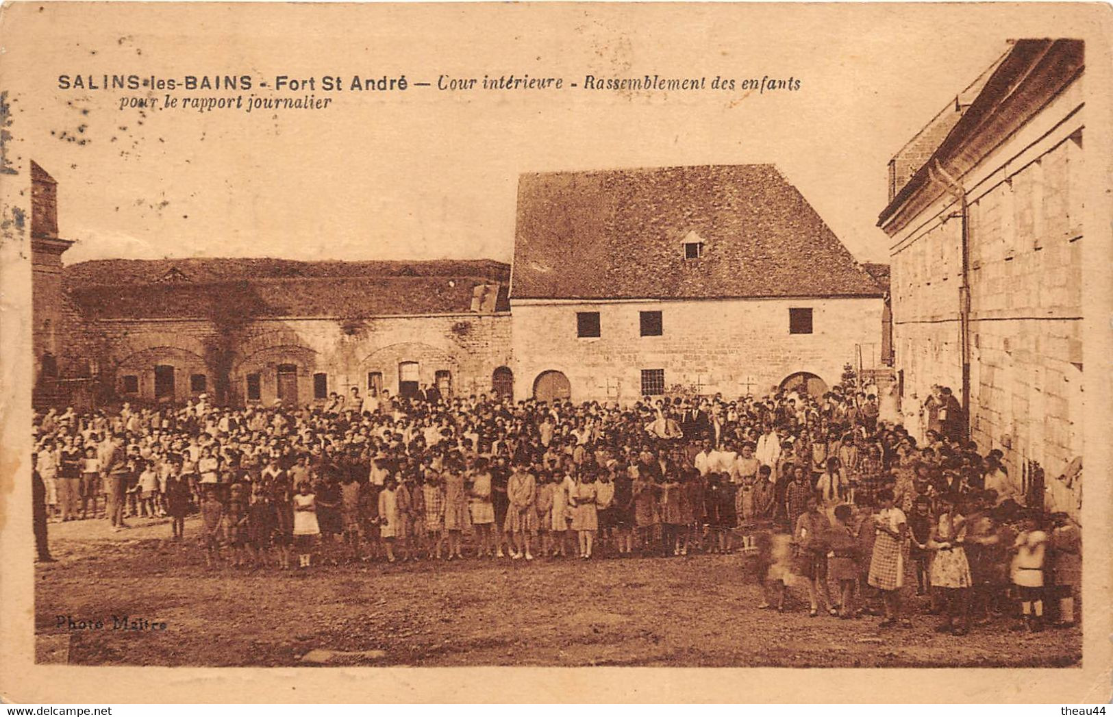 ¤¤  -  SALINS-les-BAINS   -  Cour Intérieure  - Rassemblement Des Enfants Pour Le Rapport Journalier - Villers Farlay