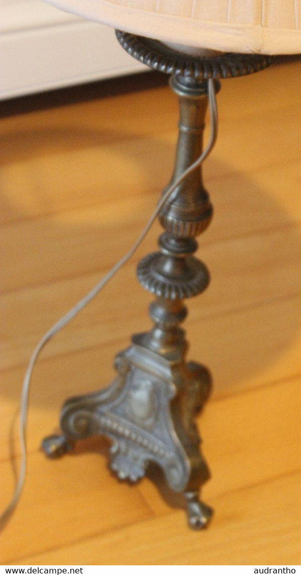 Ancien Beau Bougeoir En Bronze Transformé En Lampe  Avec Abat-jour Tissu Beige - Chandeliers, Candélabres & Bougeoirs