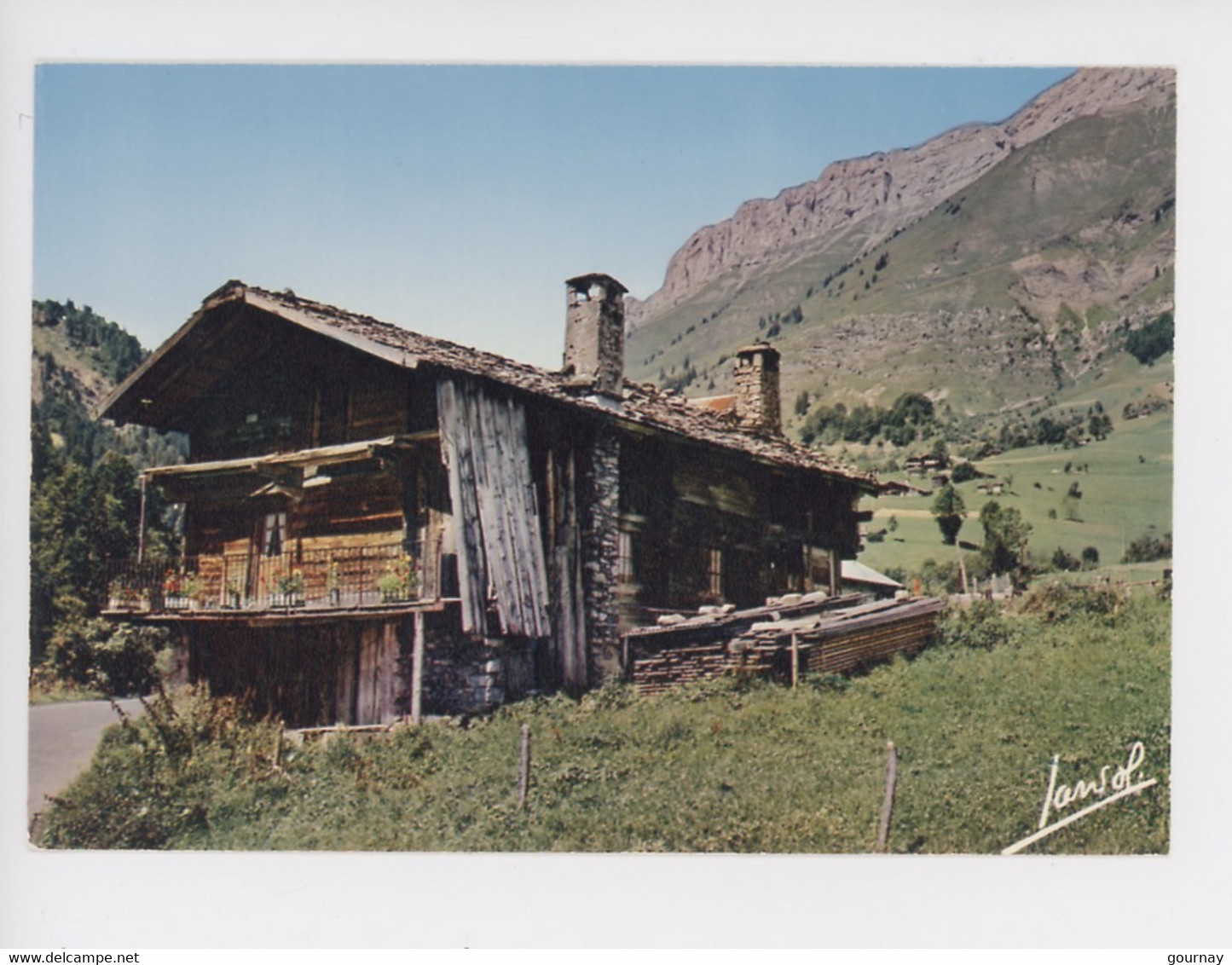 La Clusaz Sur La Route Du Col Des Aravis, Vieux Chalet Typique Et Chaîne Des Aravis (cp Vierge N°6023) - La Clusaz