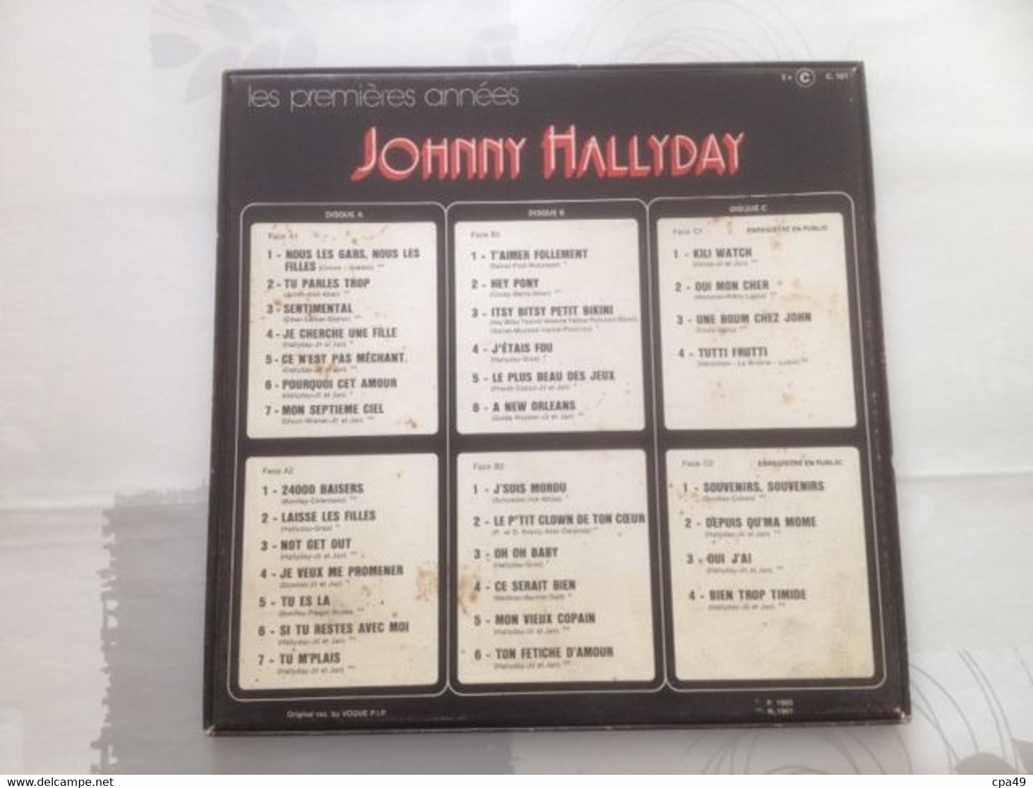 COFFRET JOHNNY HALLYDAY 3 VINYLES LES PREMIERES ANNEES P1960 P1961 ( ORIGINAL REC. BY VOGUE P.I.P MARQUE SUR COUVERCLE ) - Altri - Francese