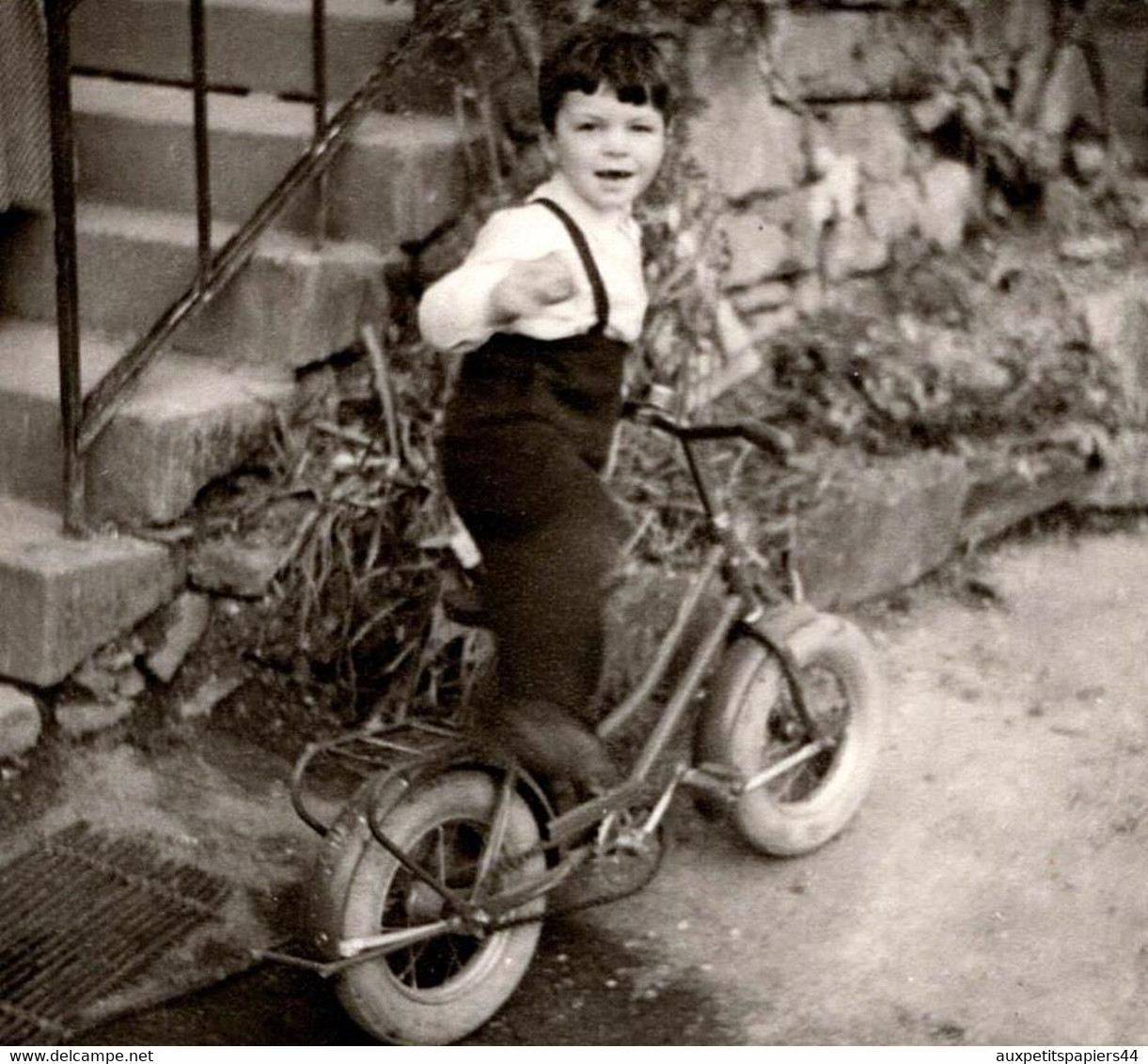 Photo Carrée Originale Enfant Sur Le Vélo D'Apprentissage De Notre Enfance Aux Gros Pneus Blancs Vers 1960 - Cyclisme