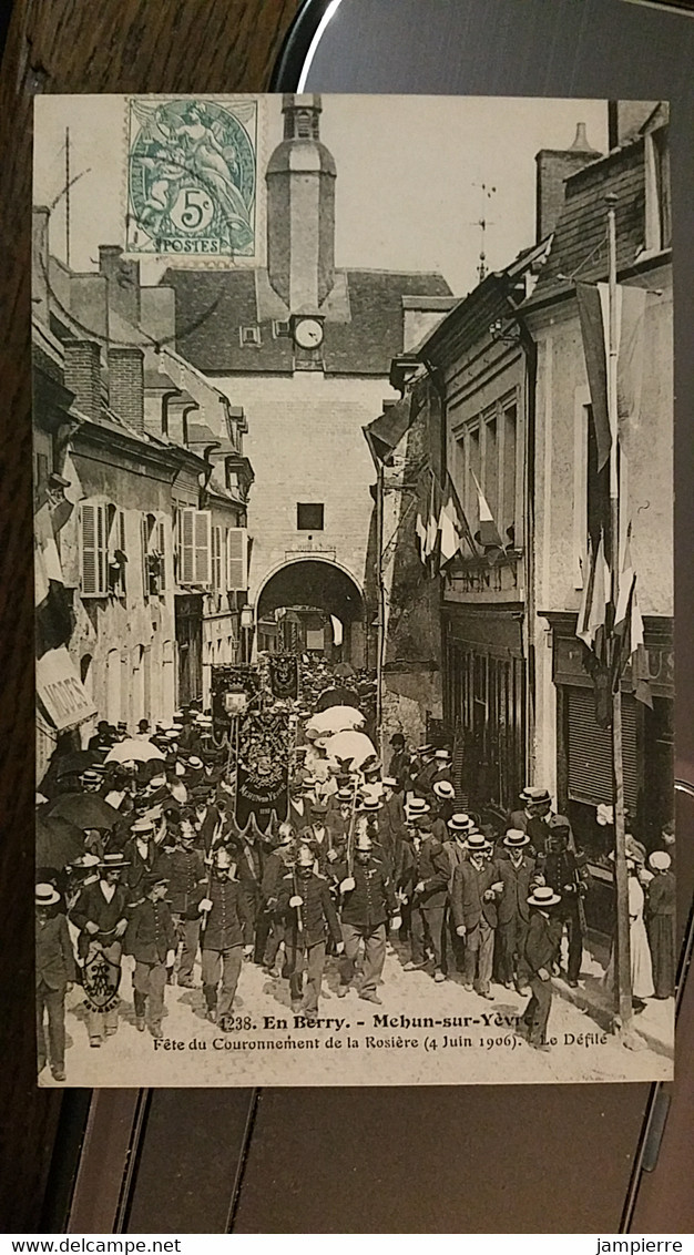 1238 - En Berry - Mehun-sur-Yèvre - Fête De Couronnement De La Rosière (4 Juin 1906) - Le Défilé - Mehun-sur-Yèvre