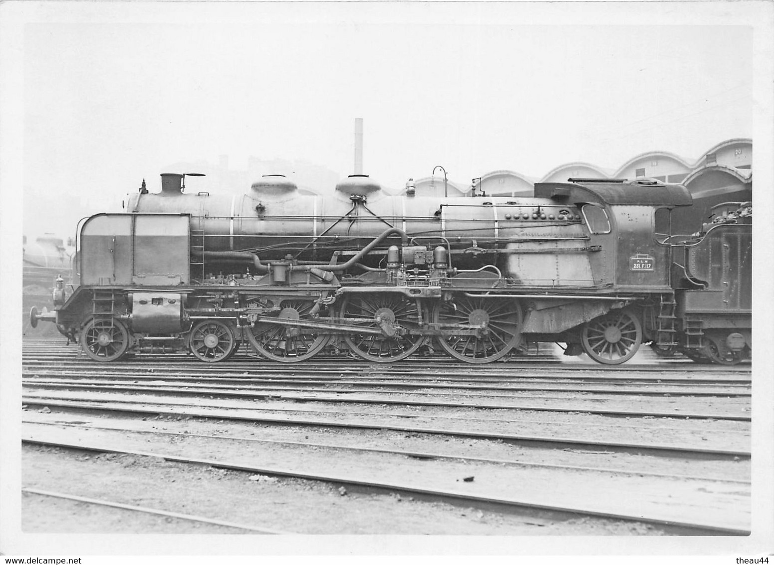 Cliché D'une Locomotive à Vapeur Du P.L.M. En Gare  -  Train , Chemin De Fer -  Voir Description - Equipment