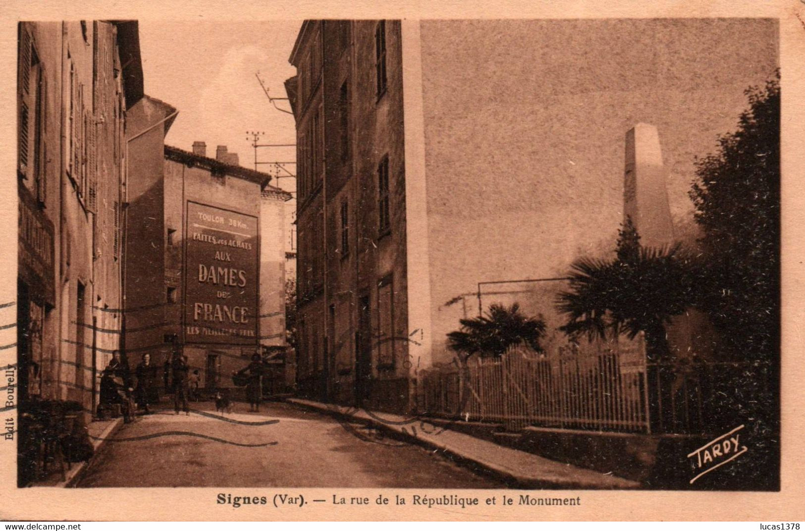 83 / SIGNES / LA RUE DE LA REPUBLIQUE ET LE MONUMENT / RARE - Signes