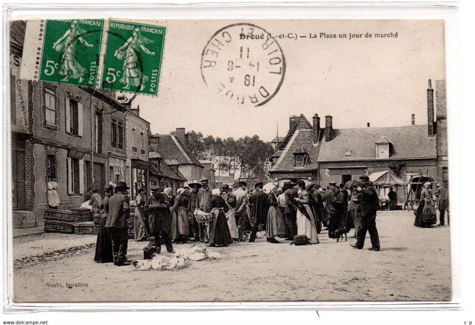 Droué - La Place  , Un Jour De Marché  - TOP  CPA° - Droue