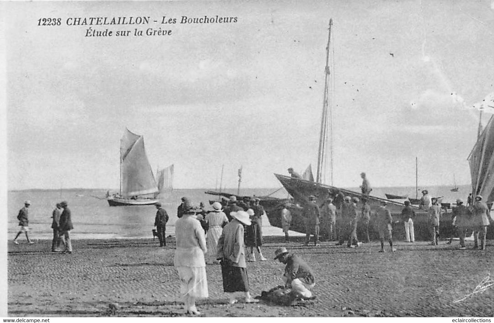 Chatelaillon      17     Lot de 17 Cartes Vues diverses Rues. Coiffure. Pêche aux moules     (voir scan)