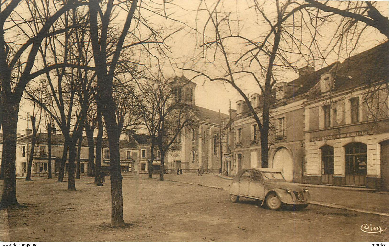 SAINT GERVAIS LES TROIS CLOCHERS - La Place. Deux Chevaux Citroën. - Saint Gervais Les Trois Clochers