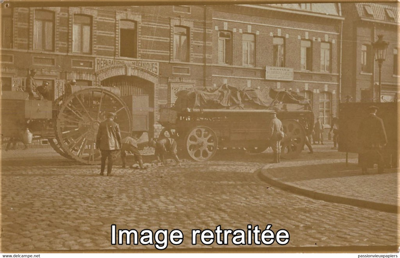 CARTE PHOTO ALLEMANDE  HENIN LIETARD CONVOI D'ARTILLERIE ?  RUE DE LA GARE CANTINE De L'HARMONIE De L'ARLETTE - Henin-Beaumont