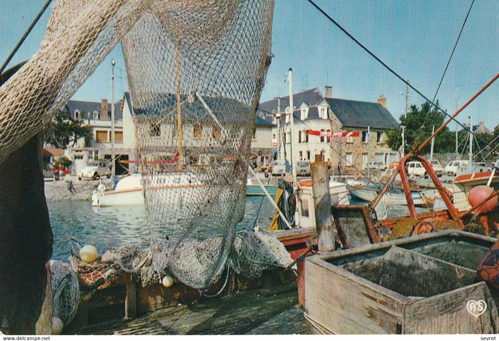 CARTERET -  Le Petit Port Et La Rue De Paris   CPM - Barneville