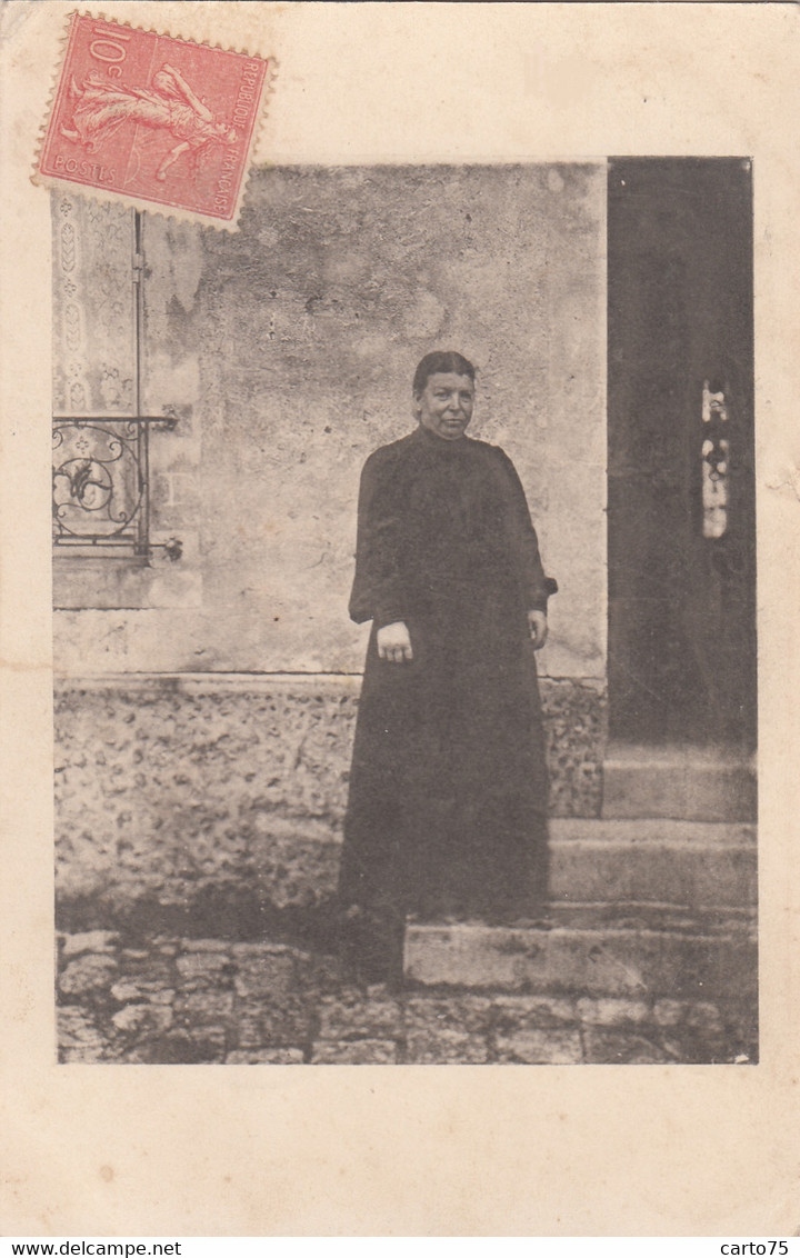Carte-Photo - Portrait Femme Devant Une Maison - Orléans 1906 - Oblitération Clamart 92 - Fotografie