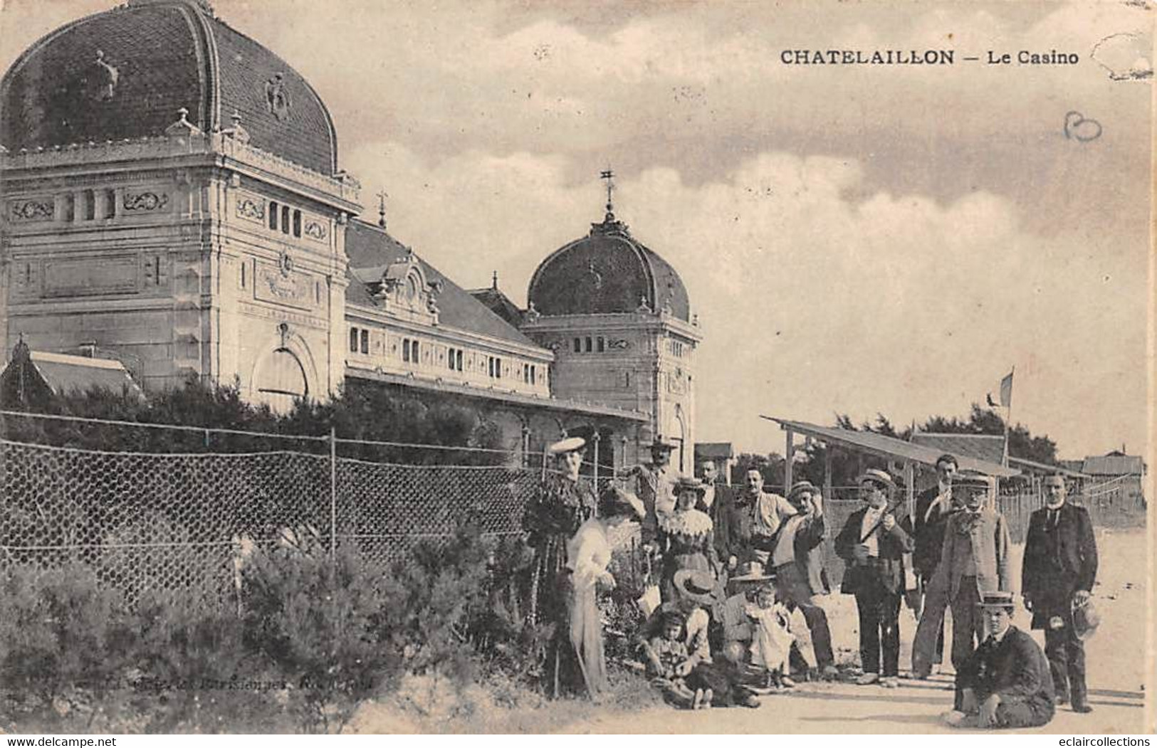 Chatelaillon         17        Un Groupe Devant Le Casino        (voir Scan) - Châtelaillon-Plage