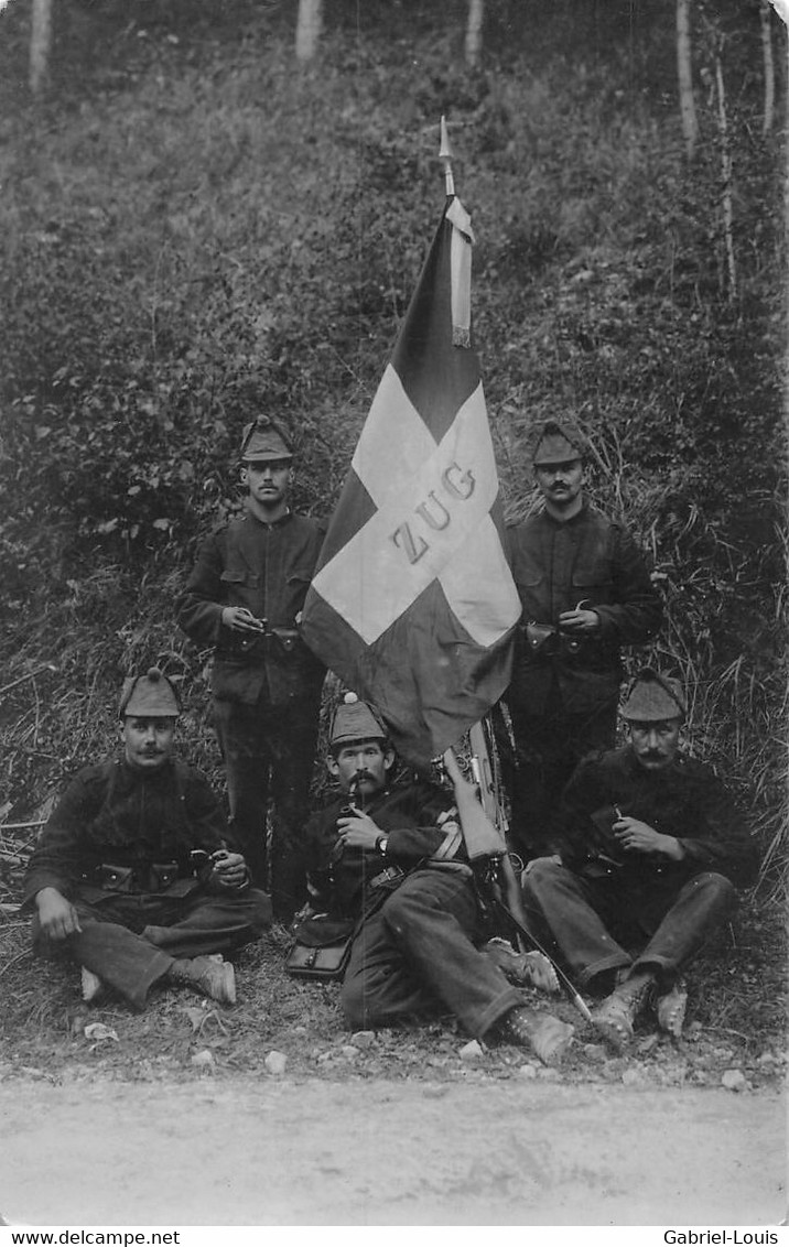 Carte-Photo - Militaria - Soldats - Schweizer Armee - Zug -  Flagge -  Rauche Eine Pfeife - Zug