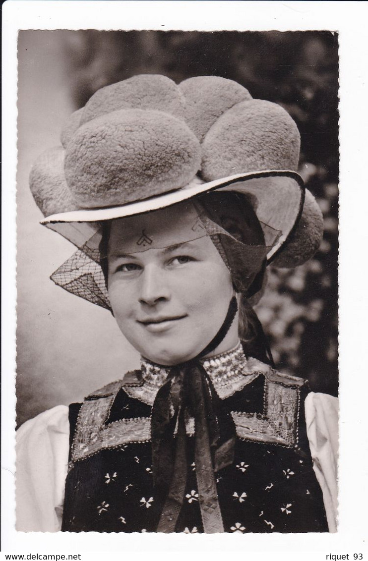 Gutacher Tracht Mit "Bollenhut" Der Nur Zum Kirchgang Getragen Wird. ( Femme En Chapeau Traditionnel) - Gutach (Schwarzwaldbahn)