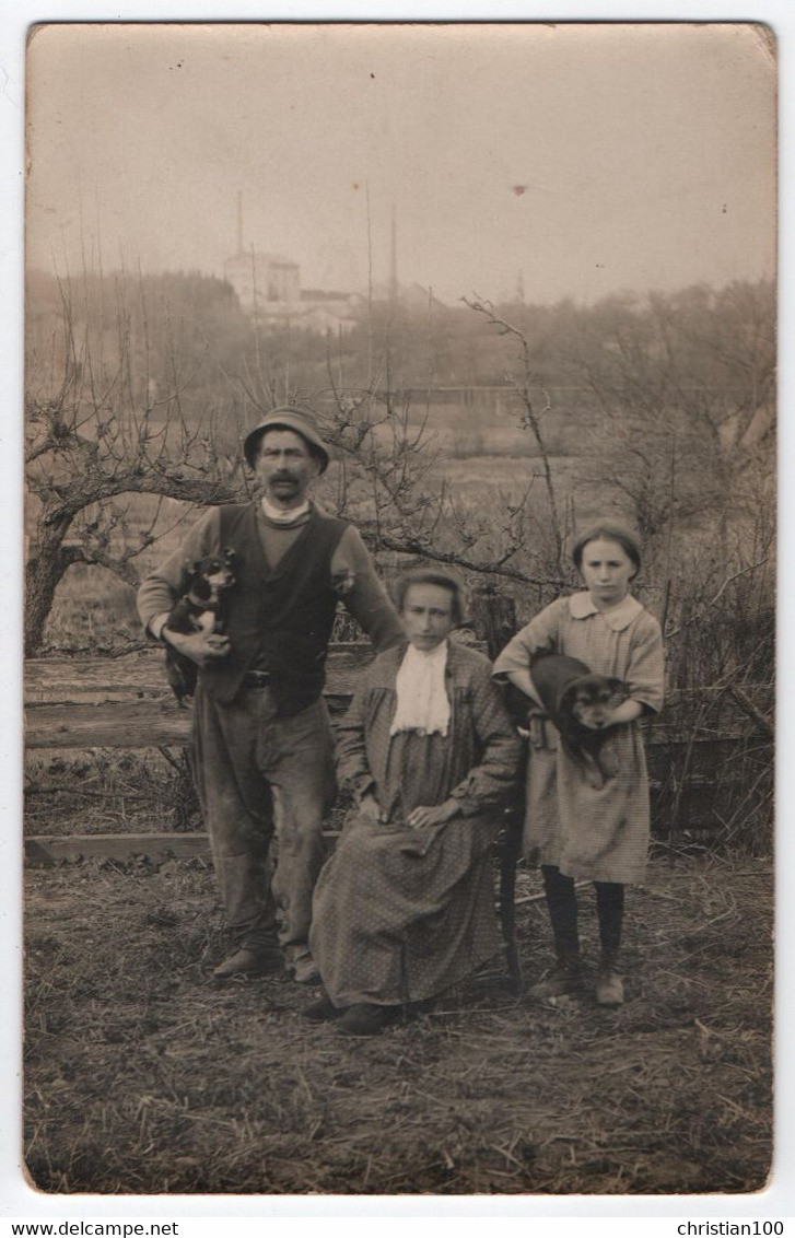 CARTE PHOTO : JOLIE SCENE CAMPAGNARDE - PAYSANS EN SABOTS DANS UN VERGER OU DANS UN VIGNOBLE - CHAMPS -z 2 SCANS Z- - Da Identificare