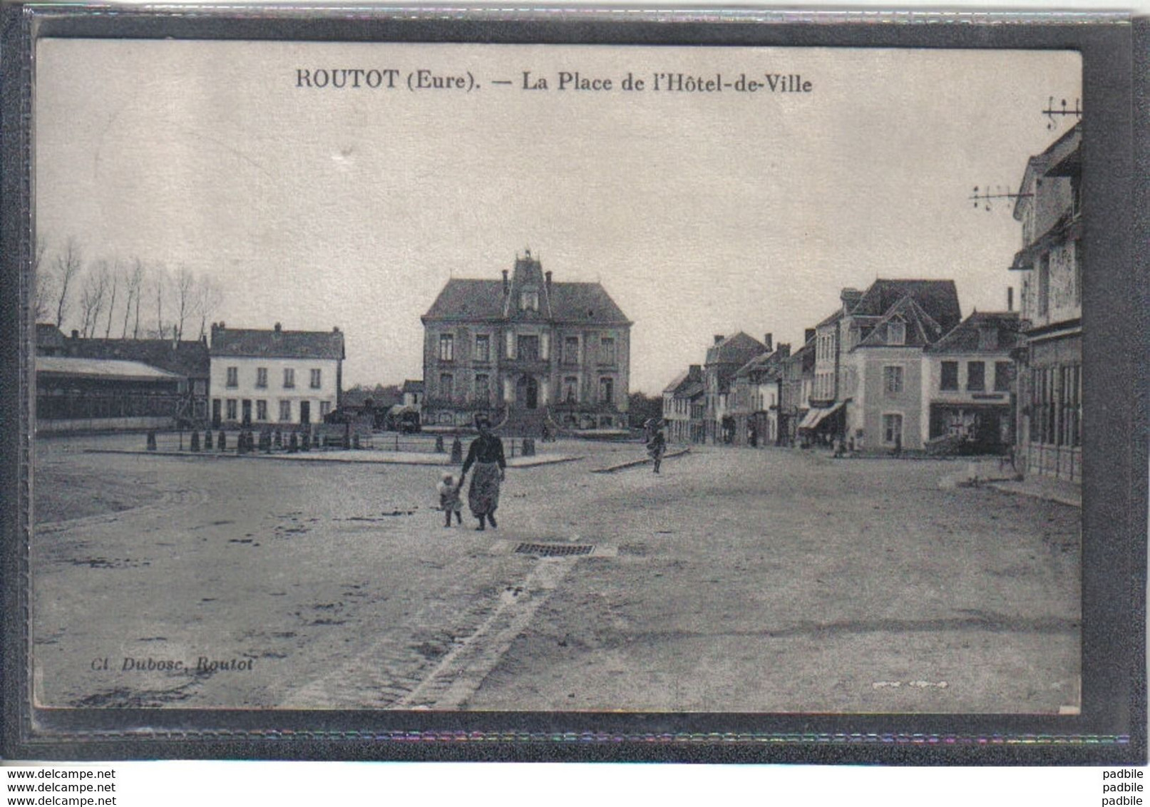 Carte Postale 27. Routot  La Place De L'hotel De Ville   Très Beau Plan - Routot