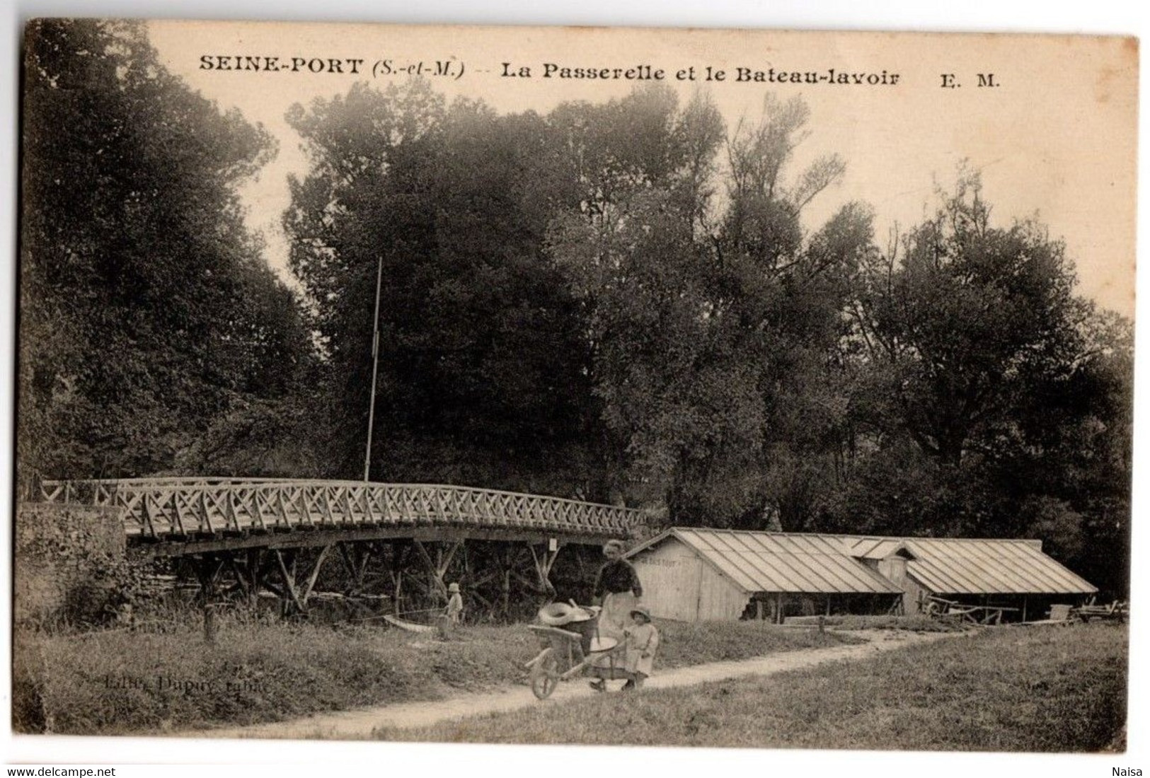 La Passerelle Et Le Bateau-Lavoir à Seine-Port. Femme Et Enfant,  Poussant Une Brouette Chargée D'une Lessiveuse.Animée - Other & Unclassified