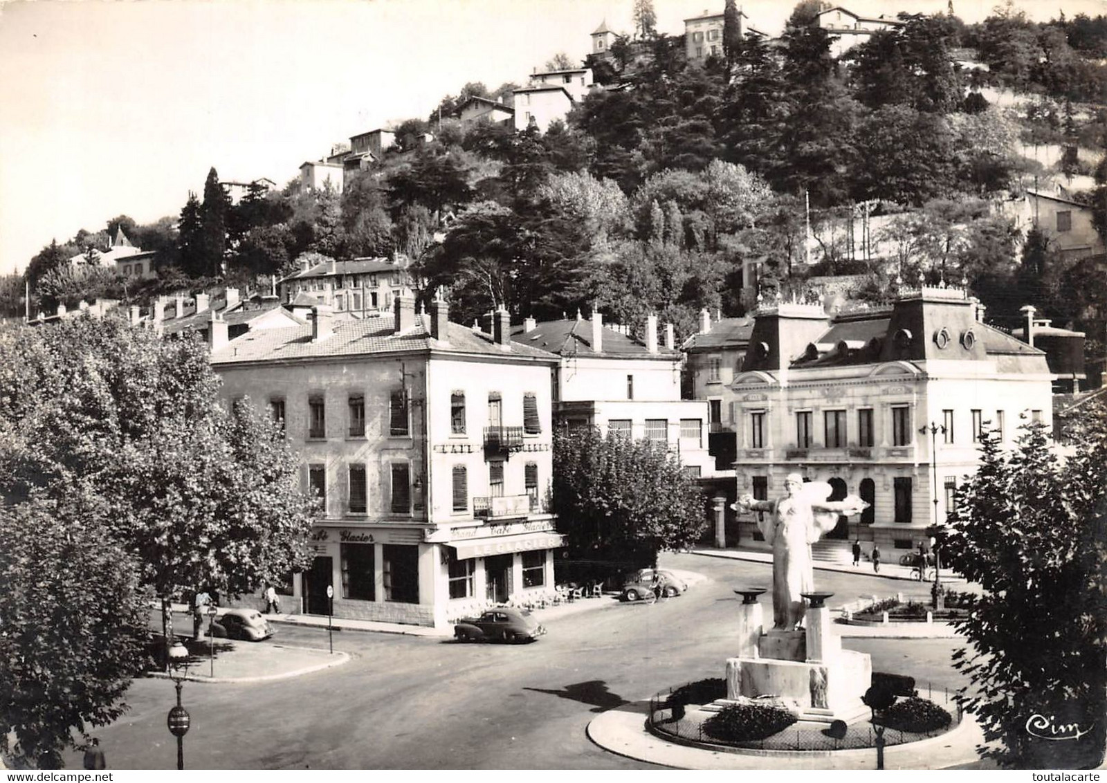 CPSM 38 VIENNE  PLACE DE LA GARE ET LE MONUMENT AUX MORTS   Grand Format  15 X 10,5 Cm - Vienne