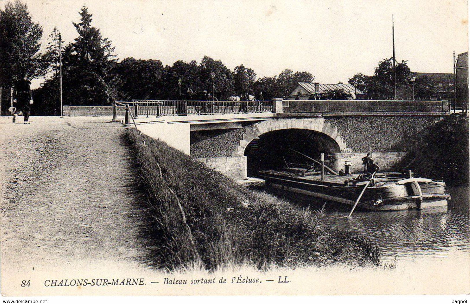 Canaux - Péniches : 51 : Chalons-sur-Marne : Bateau Sortant De L'Ecluse - Binnenschepen