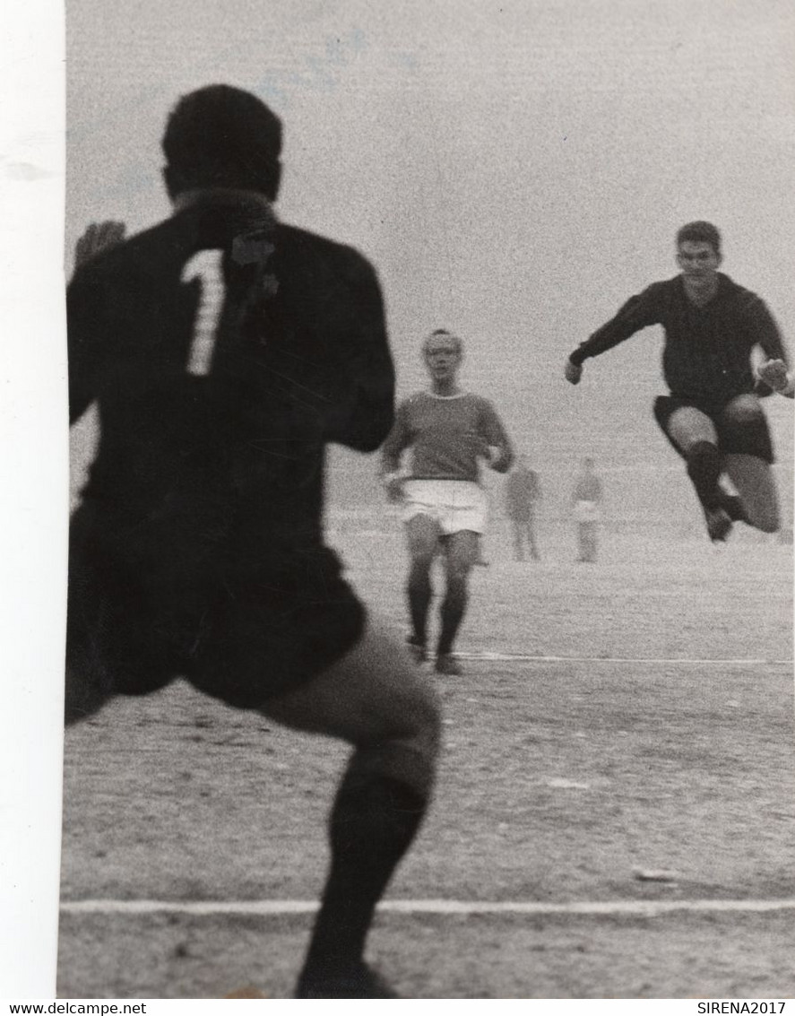 MILAN LAZIO 1966 - UN "INUTILE" TIRO A RETE DI SORMANI - Foto Originale Cm 13,00x18,00 - Deportes