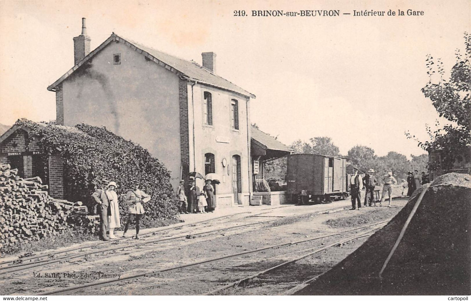 58 - Brinon-sur-Beuvron - Intérieur De La Gare Magnifiquement Animé - Wagons - Brinon Sur Beuvron
