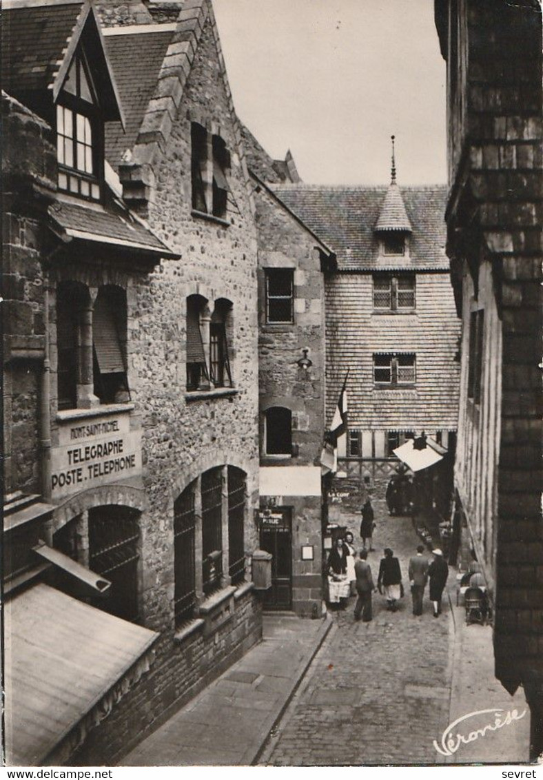 Le MONT SAINT MICHEL. - Entrée De L'unique Rue Du Bourg. POSTES ET TELEPHONE.Cliché Pas Courant - Le Mont Saint Michel