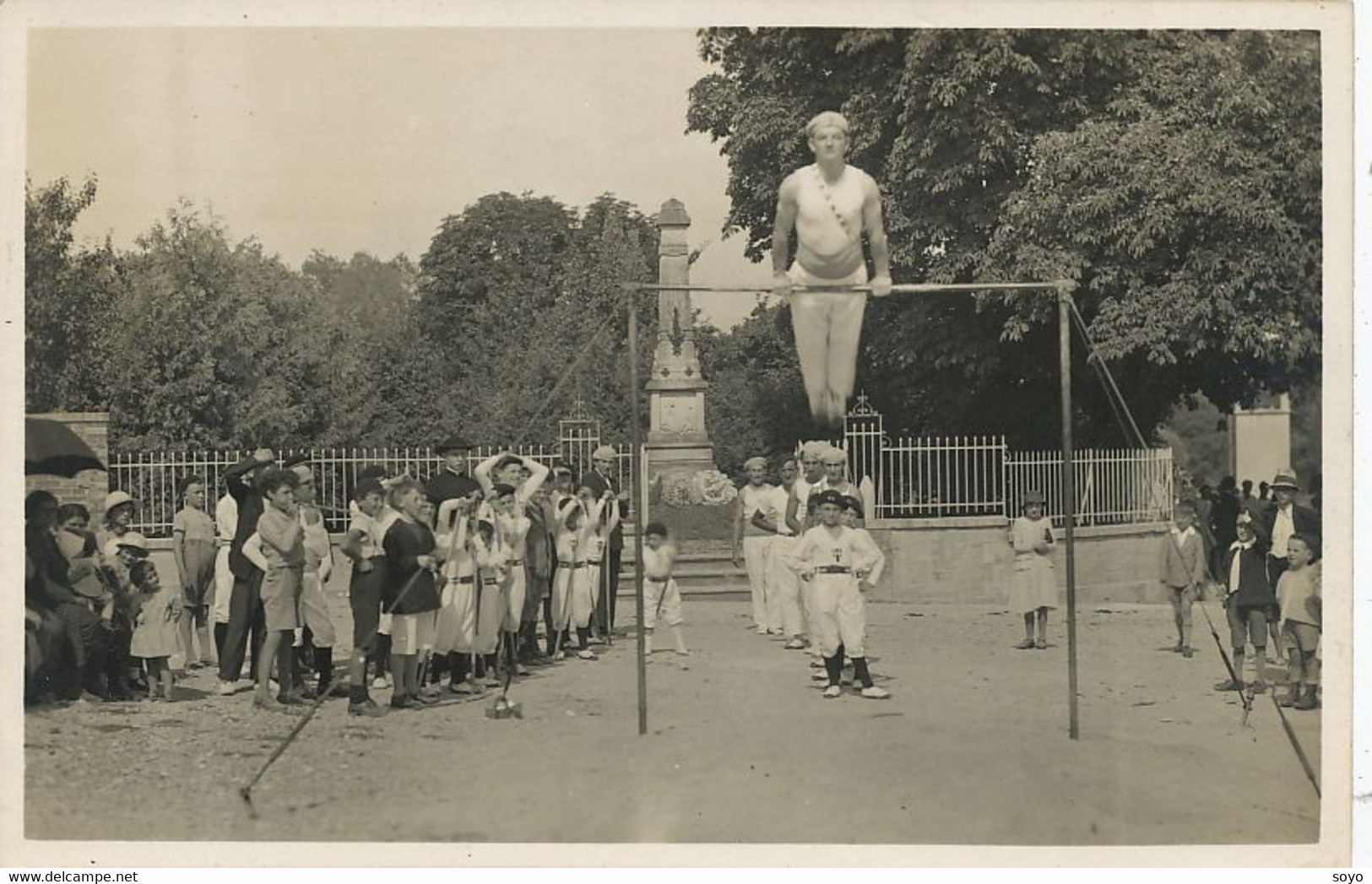 Real Photo Gymnaste Bare Fixe . Gymnastics . High Bar - Gymnastique